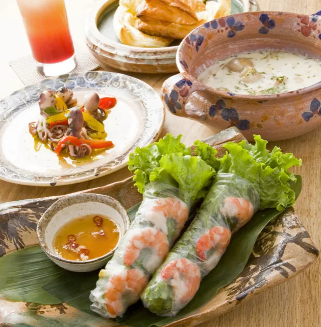 生春巻きと前菜が並ぶベトナム料理の食卓