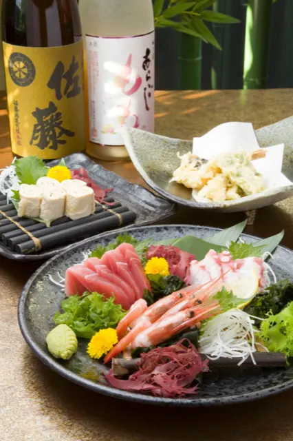 日本酒とともに盛られた彩り豊かな刺身盛り