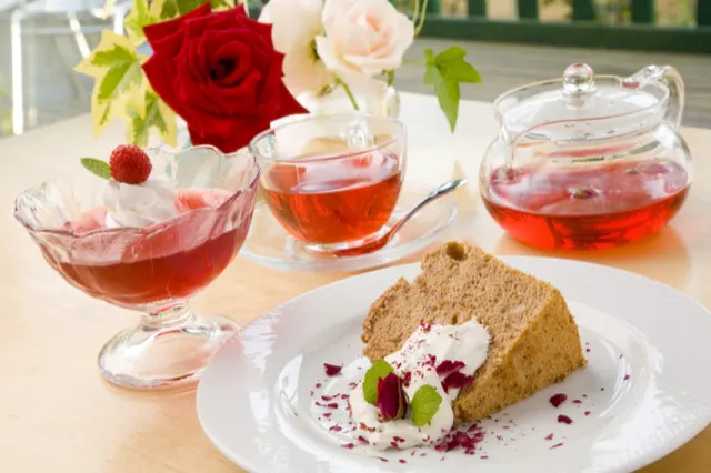 薔薇を添えたシフォンケーキと紅茶のセット