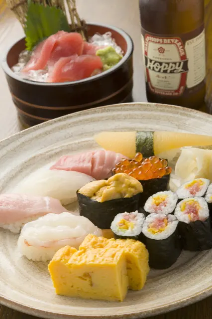 まぐろ丼とホッピーを添えた寿司の盛り合わせ