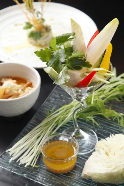 カクテルグラスに盛った彩り野菜の前菜