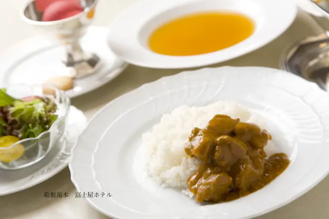 ホテルダイニングで供される欧風カレーライス