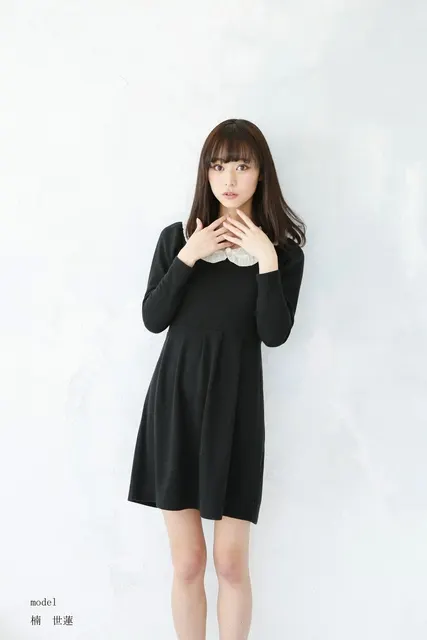 白襟の黒いワンピースを着た女性の静かな立ち姿