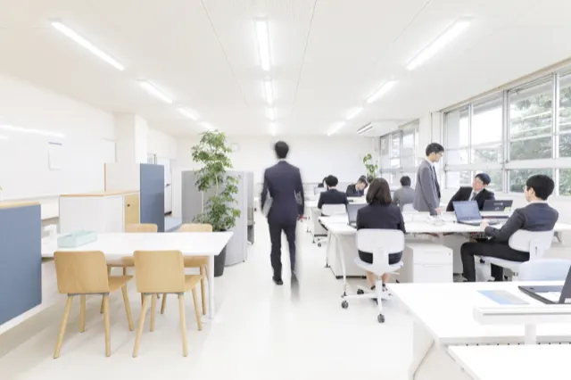デスクで作業するスタッフたちのオフィス風景