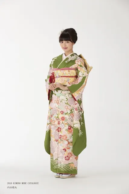 深緑の振袖をまとい微笑む女性、正統派の着物姿
