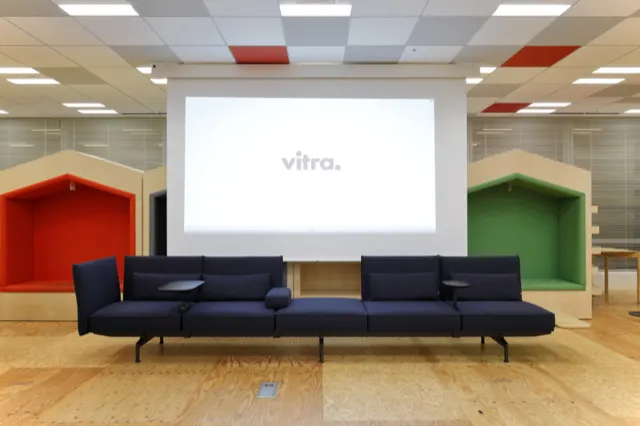 vitraのロゴが映るオフィスラウンジのソファ