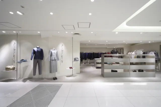 白基調のセレクトショップ、マネキンが佇む店内