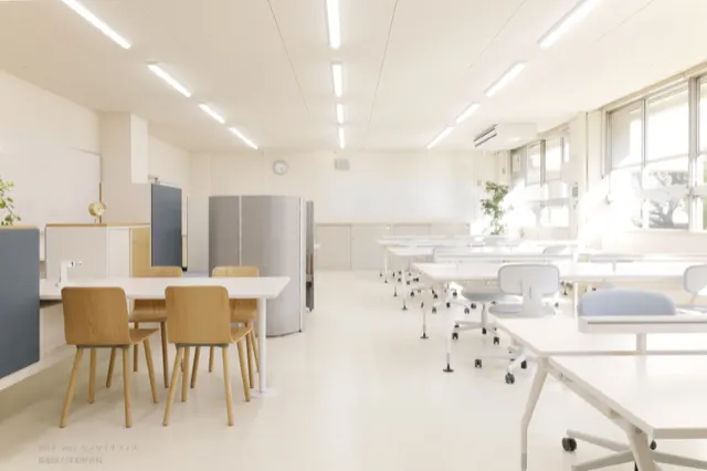 壁掛け時計のある白基調の学習スペース
